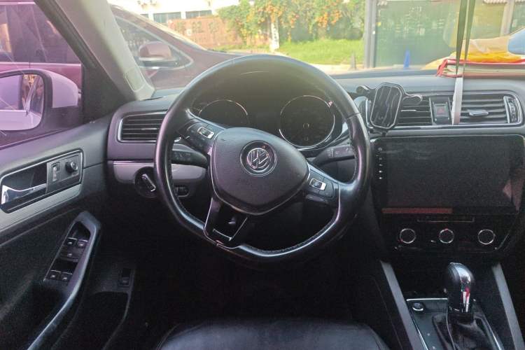 Used Volkswagen Sagitar 2017 230TSI Automatic Comfort Version Steering Wheel