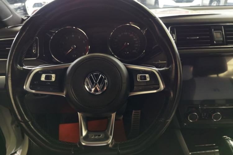 Used Volkswagen Sagitar 2017 280TSI Automatic R-Line Steering Wheel