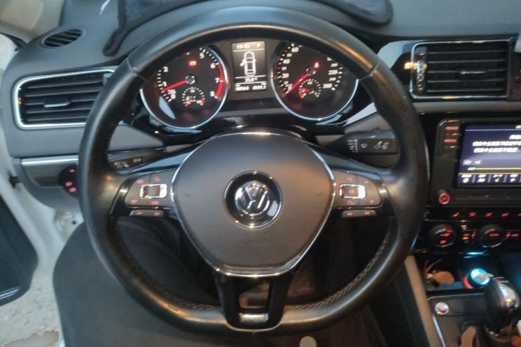 Used Volkswagen Sagitar 2017 230TSI Automatic Luxury Edition Steering Wheel