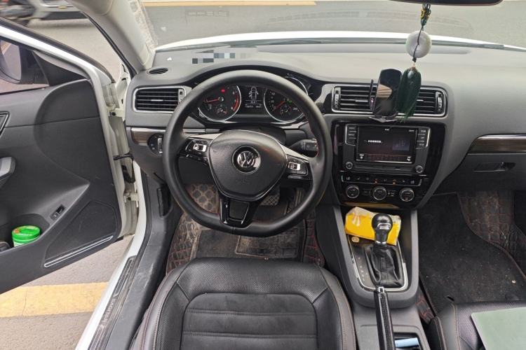 Used Volkswagen Sagitar 2017 230TSI Automatic Luxury Edition Steering Wheel