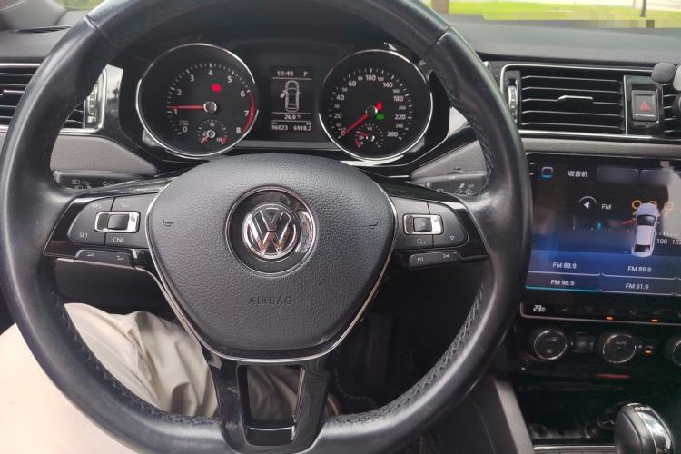 Used Volkswagen Sagitar 2017 230TSI Automatic Luxury Edition Steering Wheel