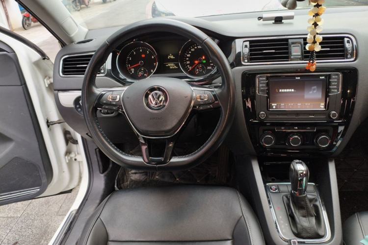 Used Volkswagen Sagitar 2017 230TSI Automatic Comfort Version Steering Wheel