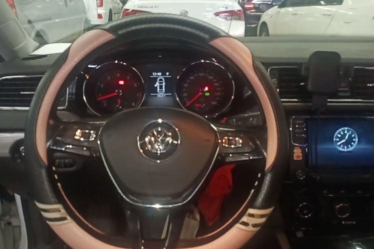 Used Volkswagen Sagitar 2017 180TSI Automatic Luxury Edition Steering Wheel