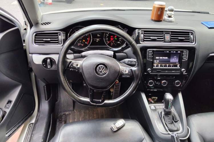 Used Volkswagen Sagitar 2017 230TSI Automatic Comfort Version Steering Wheel