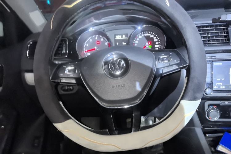 Used Volkswagen Sagitar 2017 230TSI Automatic Comfort Version Steering Wheel
