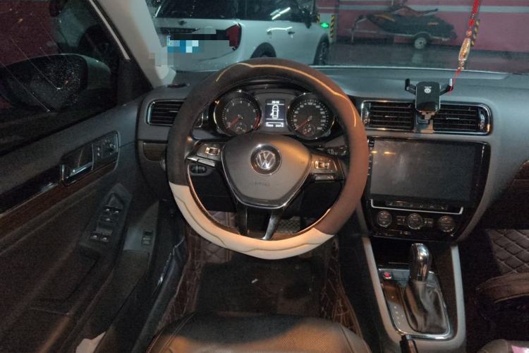 Used Volkswagen Sagitar 2017 230TSI Automatic Luxury Edition Steering Wheel