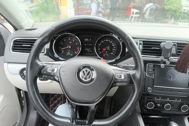 Used Volkswagen Sagitar 2017 230TSI Automatic Comfort Version Steering Wheel