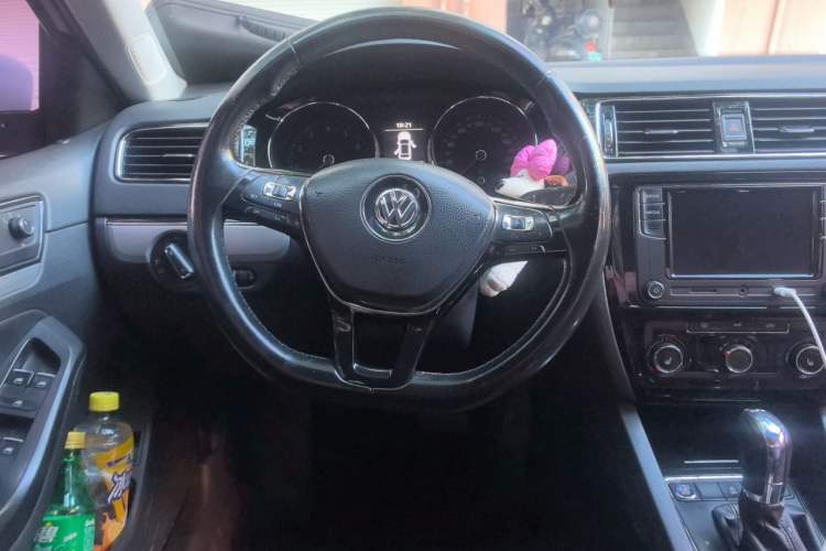Used Volkswagen Sagitar 2017 180TSI Automatic Luxury Edition Steering Wheel