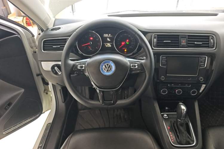 Used Volkswagen Sagitar 2017 230TSI Automatic Comfort Version Steering Wheel