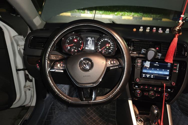 Used Volkswagen Sagitar 2017 230TSI Automatic Luxury Edition Steering Wheel