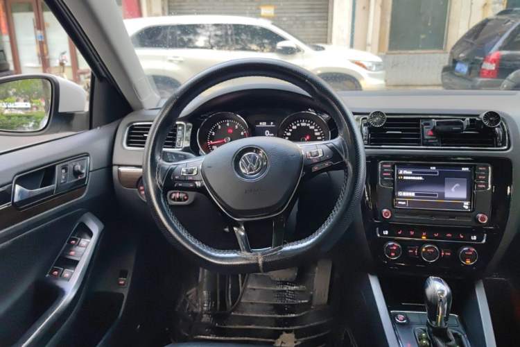 Used Volkswagen Sagitar 2017 230TSI Automatic Luxury Edition Steering Wheel