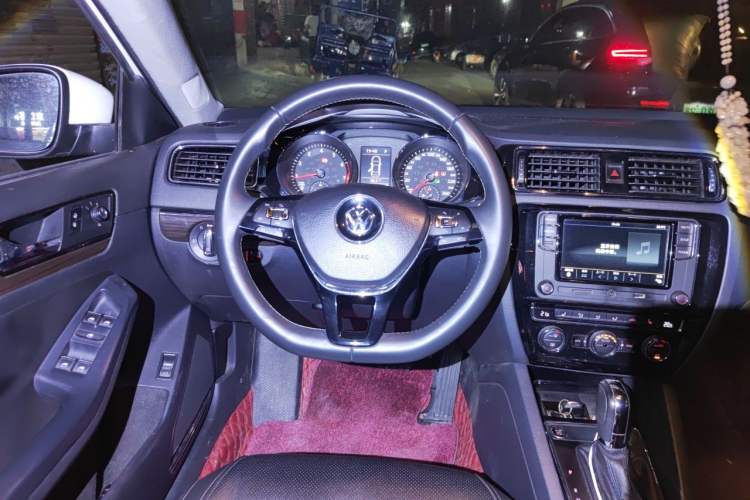 Used Volkswagen Sagitar 2017 230TSI Automatic Luxury Edition Steering Wheel