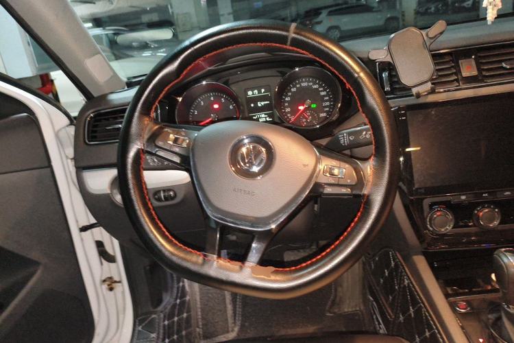 Used Volkswagen Sagitar 2017 230TSI Automatic Comfort Version Steering Wheel
