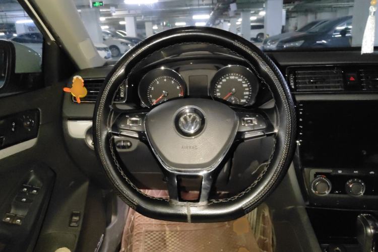 Used Volkswagen Sagitar 2017 230TSI Automatic Comfort Version Steering Wheel