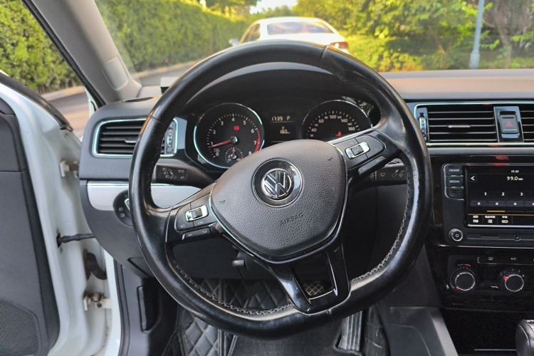 Used Volkswagen Sagitar 2017 230TSI Automatic Comfort Version Steering Wheel