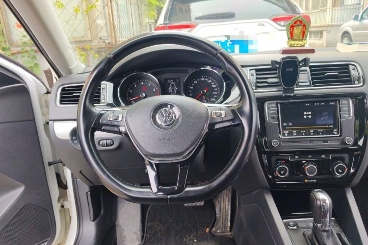 Used Volkswagen Sagitar 2017 180TSI Automatic Luxury Edition Steering Wheel