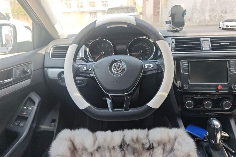 Used Volkswagen Sagitar 2017 230TSI Automatic Comfort Version Steering Wheel