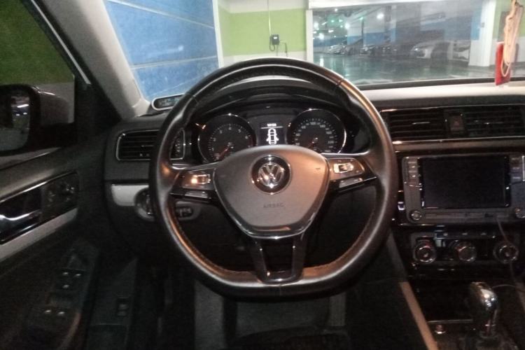Used Volkswagen Sagitar 2017 180TSI Automatic Luxury Edition Steering Wheel