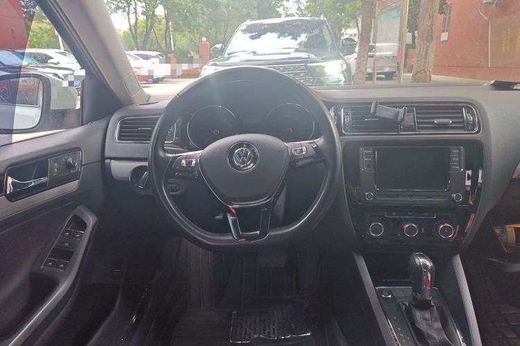 Used Volkswagen Sagitar 2017 230TSI Automatic Comfort Version Steering Wheel