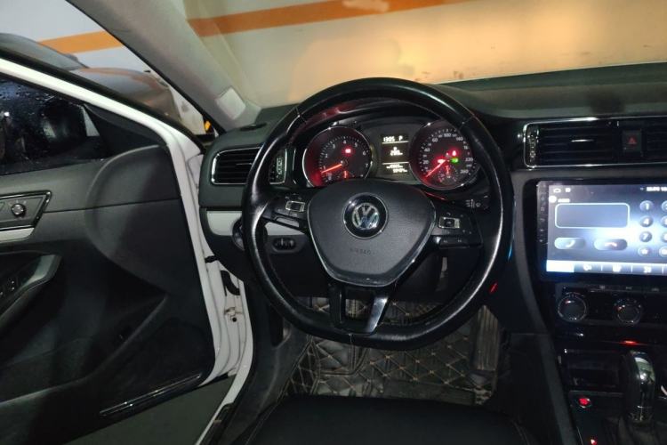 Used Volkswagen Sagitar 2017 230TSI Automatic Comfort Version Steering Wheel