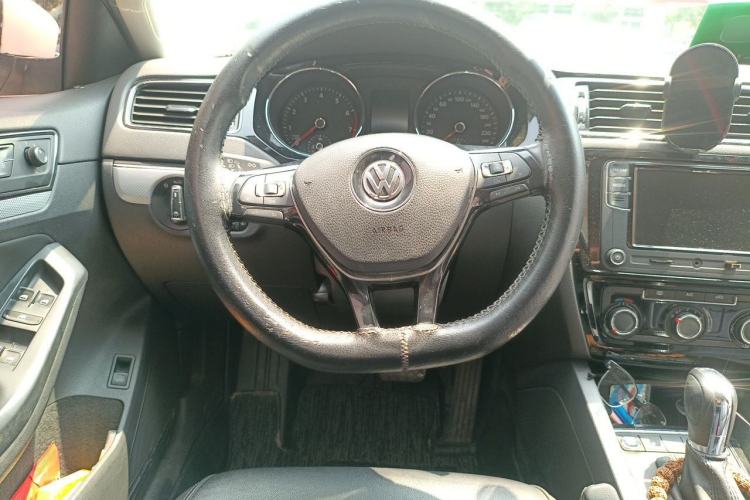 Used Volkswagen Sagitar 2017 230TSI Automatic Comfort Version Steering Wheel