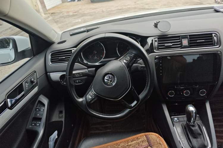 Used Volkswagen Sagitar 2017 230TSI Automatic Comfort Version Steering Wheel