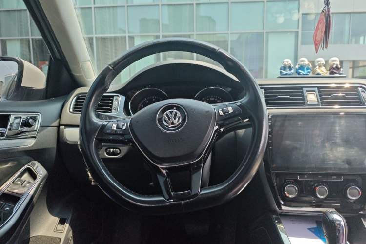Used Volkswagen Sagitar 2017 230TSI Automatic Comfort Version Steering Wheel