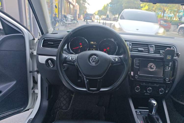 Used Volkswagen Sagitar 2017 230TSI Automatic Comfort Version Steering Wheel