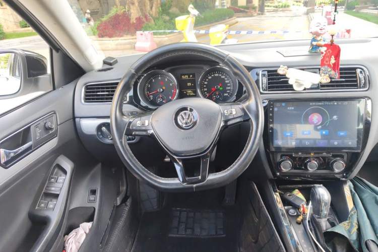 Used Volkswagen Sagitar 2017 230TSI Automatic Comfort Version Steering Wheel