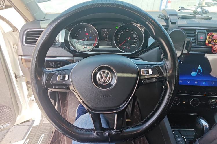 Used Volkswagen Sagitar 2017 230TSI Automatic Luxury Edition Steering Wheel