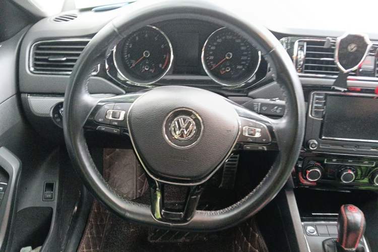 Used Volkswagen Sagitar 2017 230TSI Automatic Comfort Version Steering Wheel