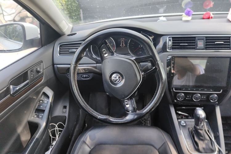 Used Volkswagen Sagitar 2017 230TSI Automatic Luxury Edition Steering Wheel