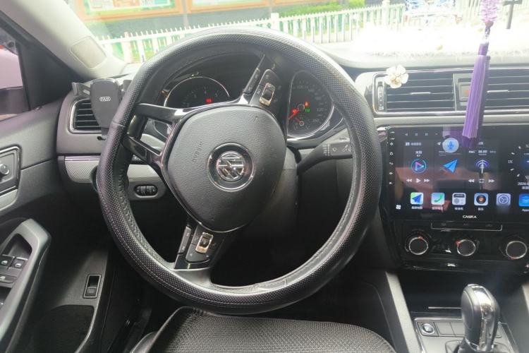 Used Volkswagen Sagitar 2017 230TSI Automatic Comfort Version Steering Wheel