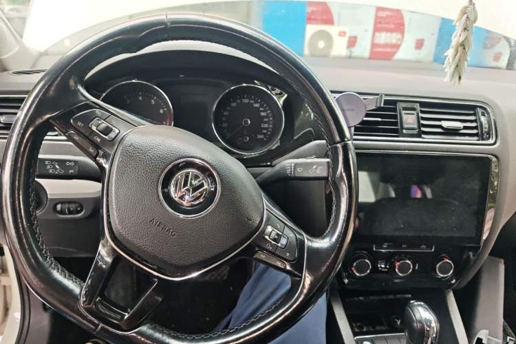 Used Volkswagen Sagitar 2017 230TSI Automatic Comfort Version Steering Wheel