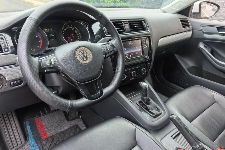 Used Volkswagen Sagitar 2017 230TSI Automatic Comfort Version Steering Wheel