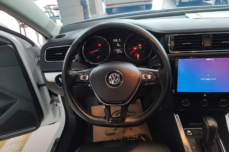 Used Volkswagen Sagitar 2017 230TSI Automatic Comfort Version Steering Wheel