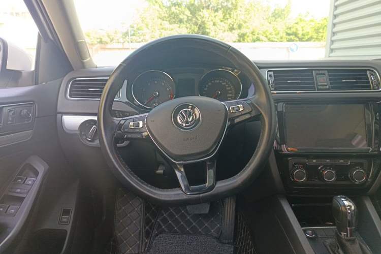 Used Volkswagen Sagitar 2017 230TSI Automatic Comfort Version Steering Wheel