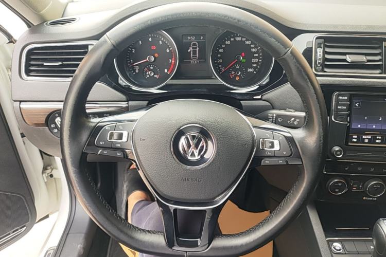 Used Volkswagen Sagitar 2017 230TSI Automatic Luxury Edition Steering Wheel