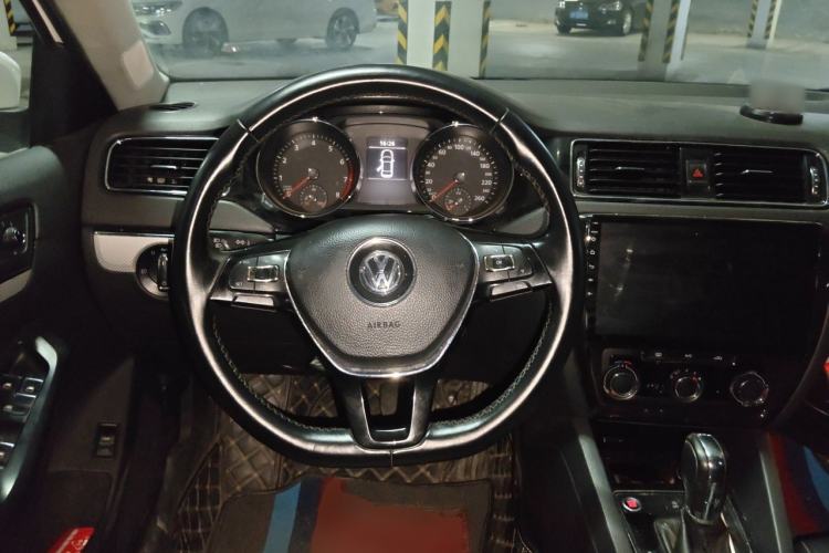 Used Volkswagen Sagitar 2017 180TSI Automatic Leading Model Steering Wheel