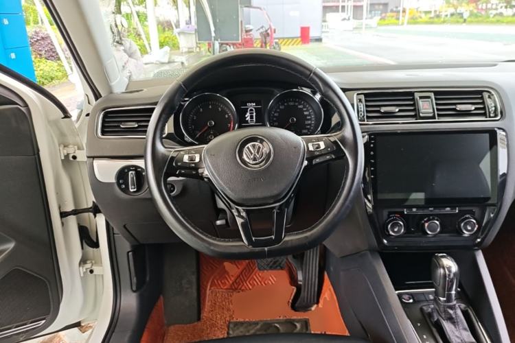 Used Volkswagen Sagitar 2017 180TSI Automatic Luxury Edition Steering Wheel