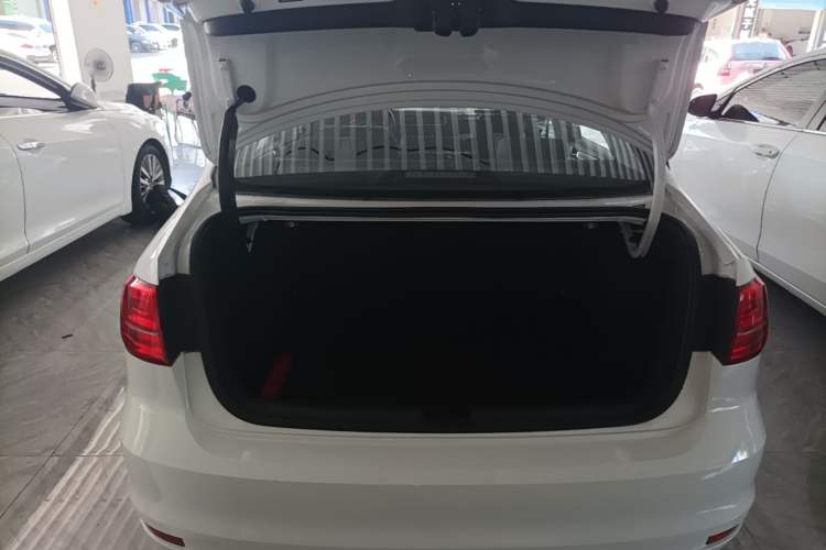 Used Volkswagen Sagitar 2017 1.6L Automatic Fashion Model Trunk