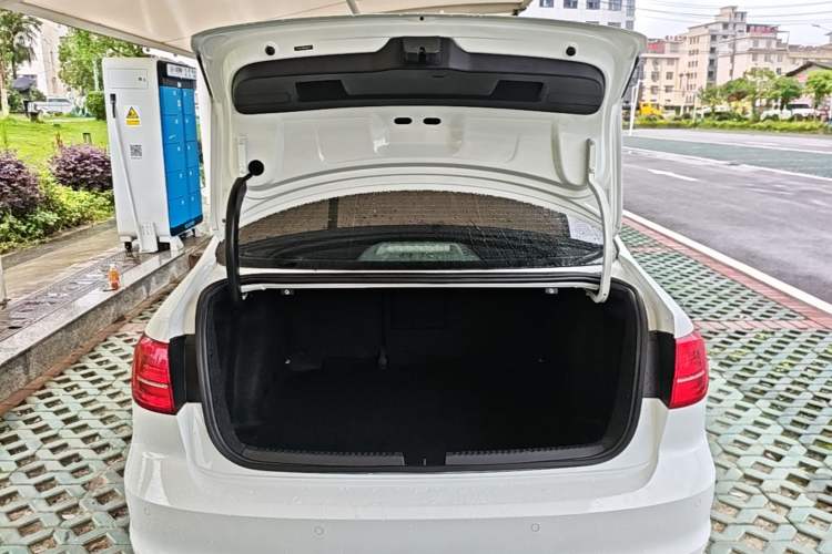 Used Volkswagen Sagitar 2017 180TSI Automatic Luxury Edition Trunk