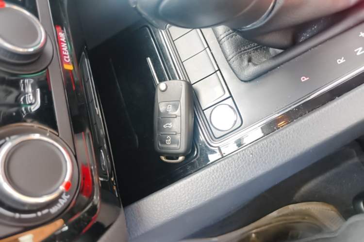 Used Volkswagen Sagitar 2017 230TSI Automatic Comfort Version Vehicle Key