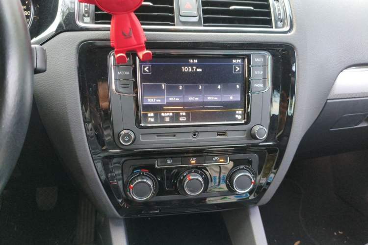Used Volkswagen Sagitar 2017 230TSI Manual Comfort Model Audio And AC Panel
