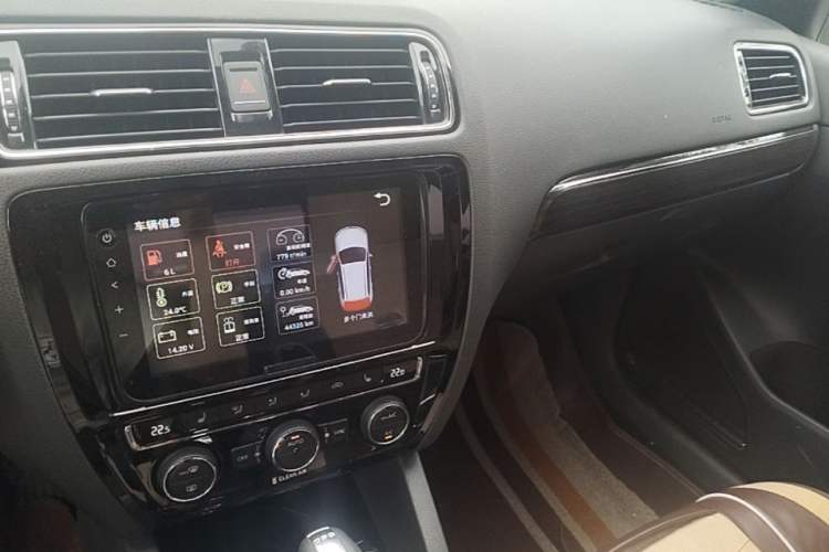 Used Volkswagen Sagitar 2017 230TSI Automatic Comfort Version Audio And AC Panel