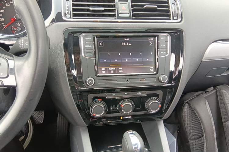 Used Volkswagen Sagitar 2017 230TSI Automatic Comfort Version Audio And AC Panel