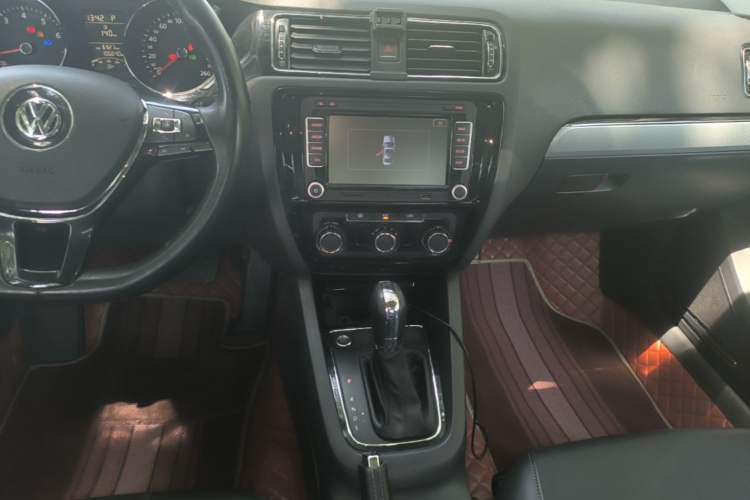 Used Volkswagen Sagitar 2017 1.6L Automatic Comfort Model Audio And AC Panel