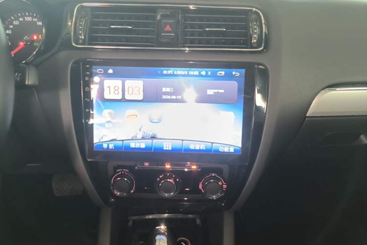 Used Volkswagen Sagitar 2017 1.6L Automatic Comfort Model Audio And AC Panel