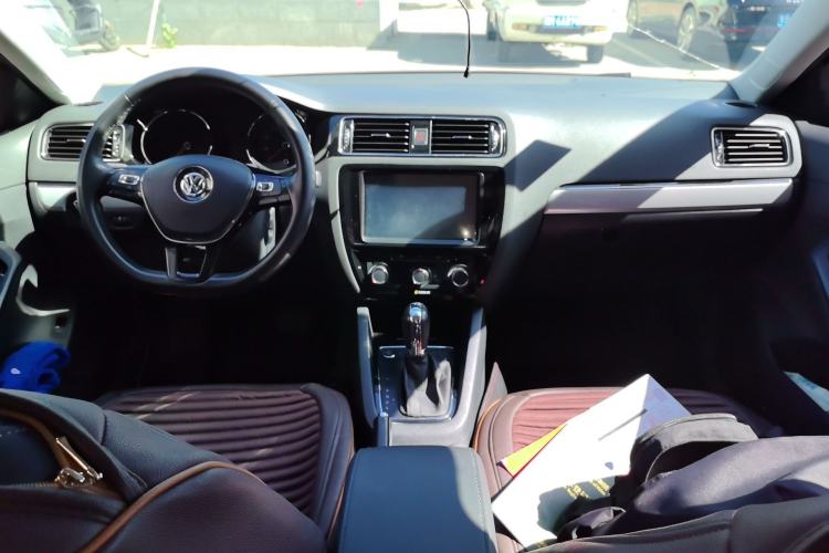 Used Volkswagen Sagitar 2017 230TSI Automatic Comfort Version Center Console