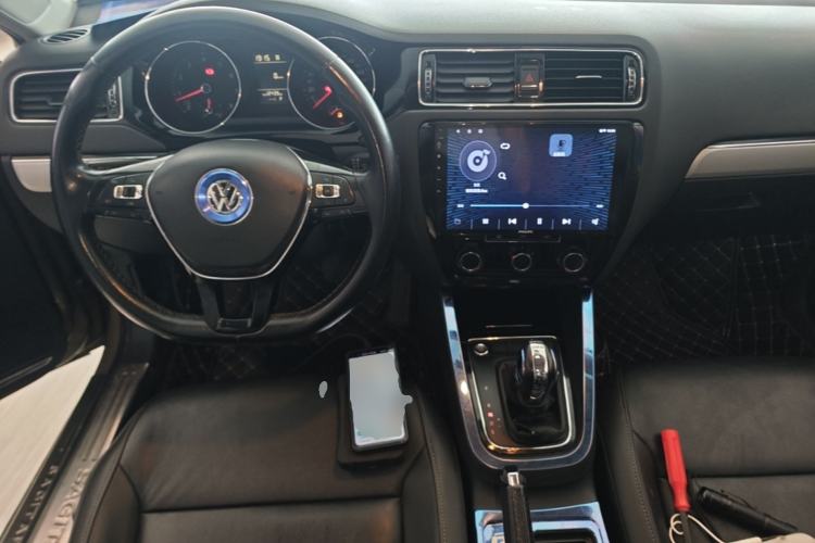 Used Volkswagen Sagitar 2017 230TSI Automatic Comfort Version Center Console